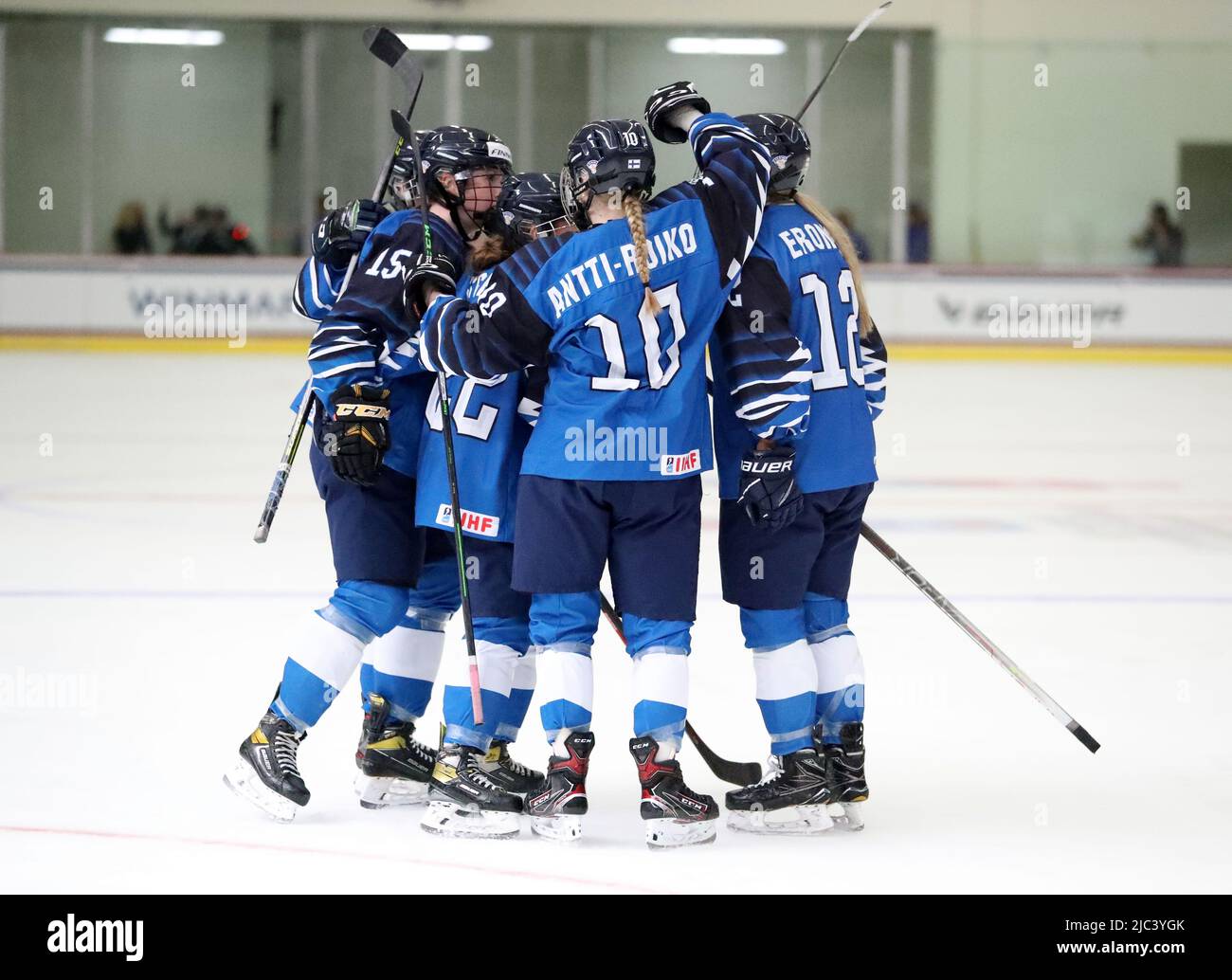 9 giugno 2022 - il Team Finland festeggia un gol durante la partita contro la Svezia alla LaBahn Ice Arena di Madison, Wisconsin, durante il Campionato Mondiale delle Donne IIHF U-18 del 2022. Ricky Bassman/Cal Sport Media Foto Stock