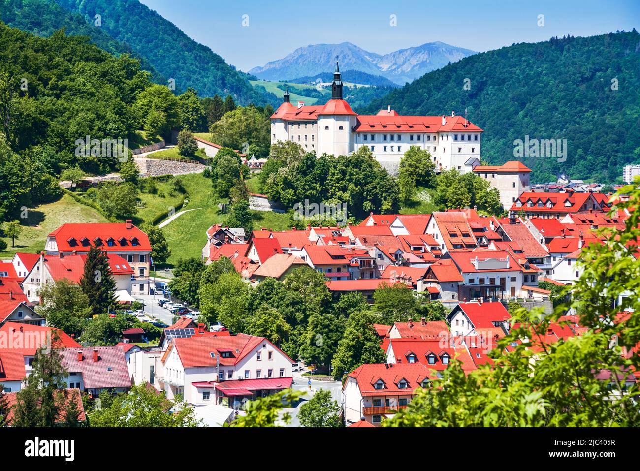 Skofja Loka, Slovenia. Paesaggio urbano con idilliaca città medievale, Carniola storica regione slovena. Foto Stock