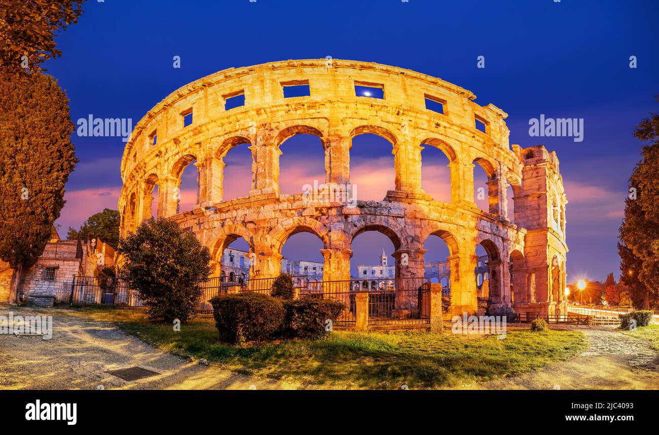 Pula, Croazia. Scenici al crepuscolo con antiche rovine dell'arena romana a Pula, regione dell'Istria in Croazia. Foto Stock