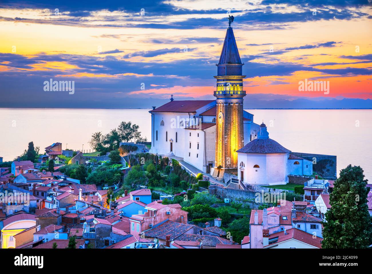Piran, Slovenia. Vista panoramica del Mare Adriatico e della città di Pirano in Istria, chiesa di San Giorgio scena notturna. Foto Stock