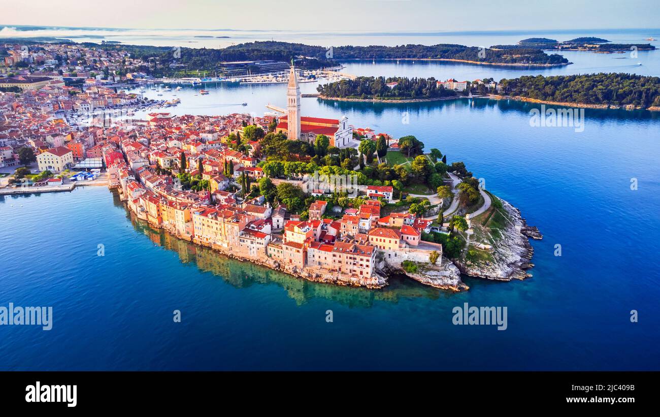 Rovigno, Croazia. Veduta aerea del centro storico di Rovigno e del Mare Adriatico, regione Istria, Europa. Concetto di background del viaggio. Foto Stock