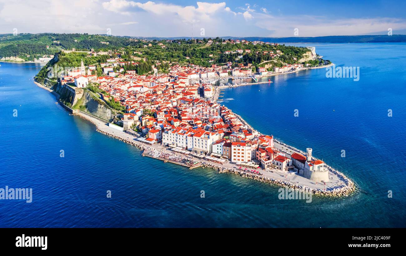 Piran, Slovenia. Splendida vista aerea sulla città di Pirano, antichi edifici con tetti rossi e mare Adriatico nella Slovenia sud-occidentale Foto Stock