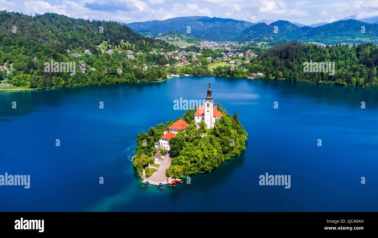 Bled, Slovenia. Incredibile lago di Bled, isola e chiesa con sfondo della catena montuosa delle Alpi Giulie, riflettori d'Europa. Foto Stock