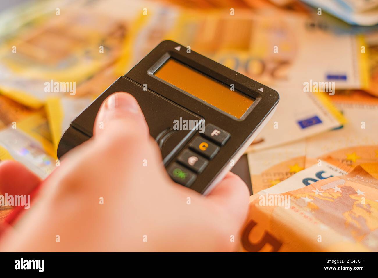 Pagamento delle fatture online.Payment con carta di credito.Shopping online. Inserimento di una carta di credito in un lettore di carte. Allocazione budget. Trasferimenti di denaro. Foto Stock