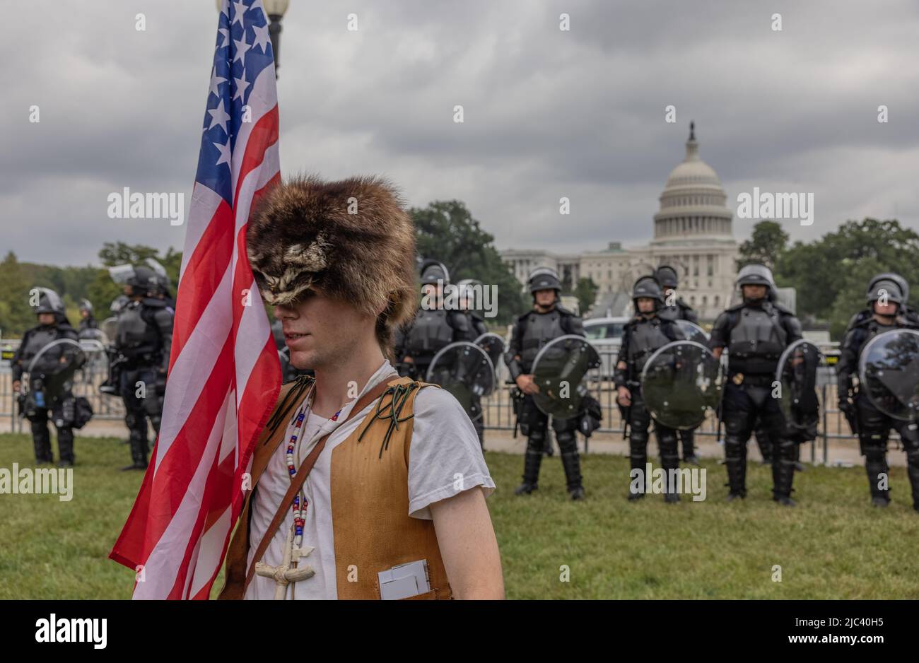 WASHINGTON, D.C. – 18 settembre 2021: Un dimostratore si allontana dagli ufficiali della polizia del Campidoglio degli Stati Uniti durante un rally “Giustizia per il J6”. Foto Stock