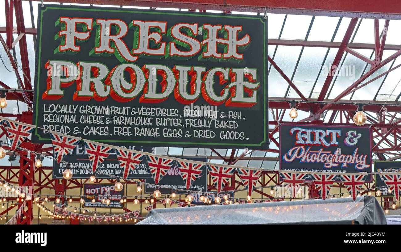 All'interno delle bancarelle del mercato storico di Altrincham, Greenwood Street, Altrincham, Manchester, Inghilterra, REGNO UNITO, WA14 1SA Foto Stock