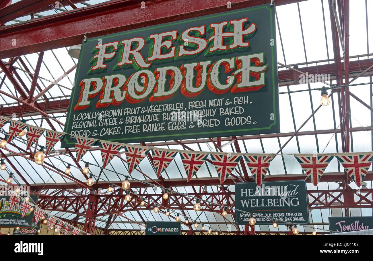 All'interno delle bancarelle del mercato storico di Altrincham, Greenwood Street, Altrincham, Manchester, Inghilterra, REGNO UNITO, WA14 1SA Foto Stock