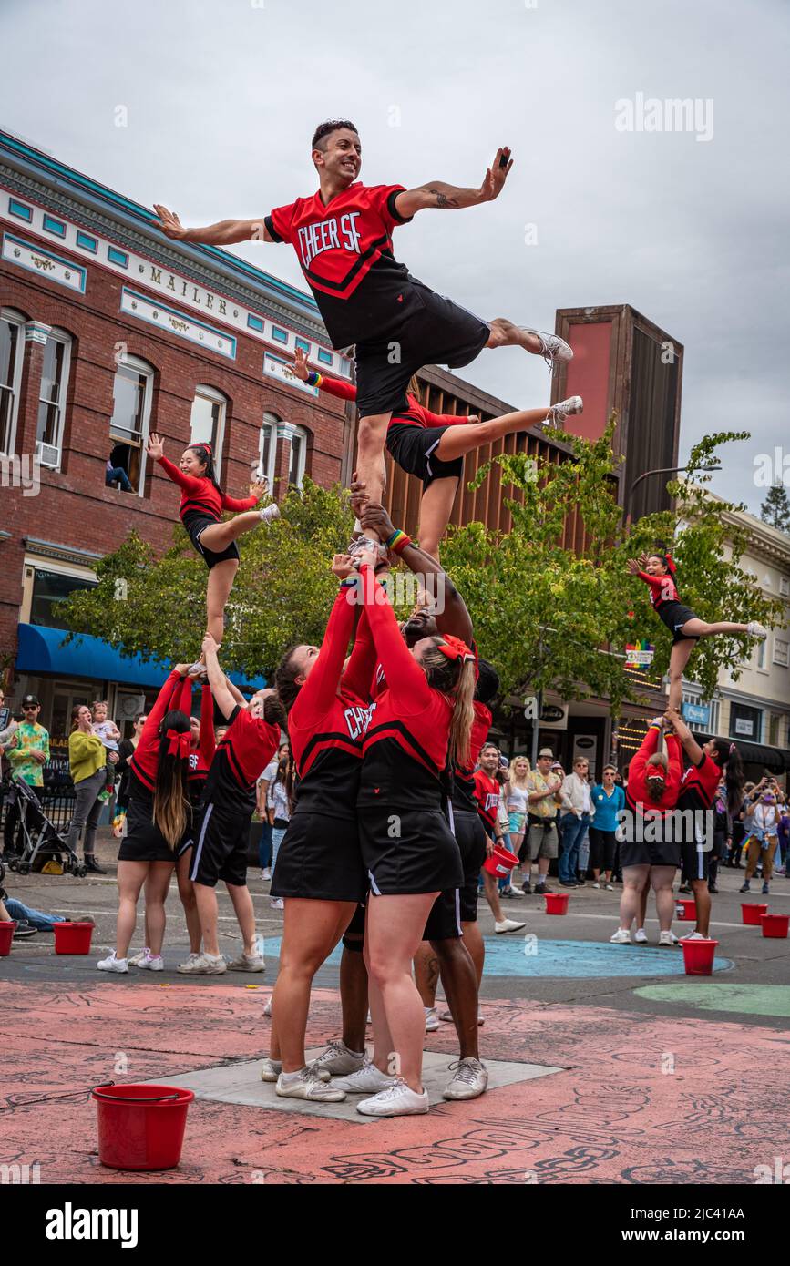 Durante la parata di orgoglio della contea di Sonoma, il Cheer SF si esibisce nel centro di Santa Rosa. Foto Stock