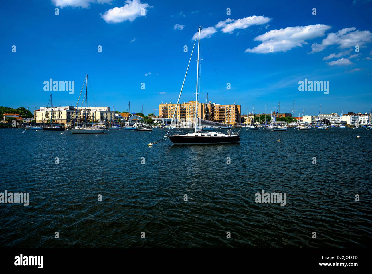 Porticciolo di Shepshead Bay in una soleggiata prima giornata estiva; Brooklyn, NY USA Foto Stock