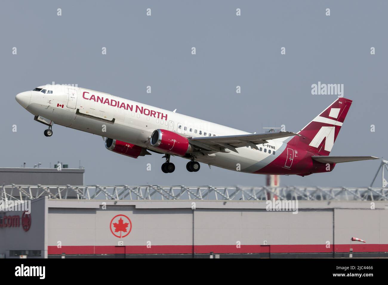 Un Boeing 737-400 Combi canadese del Nord decollo dall'Aeroporto Internazionale Pierre Elliott Trudeau di Montreal. Canadian North, è una compagnia aerea interamente di proprietà Inuit con sede a Kanata, Ontario (Foto di Fabrizio Gandolfo / SOPA Images/Sipa USA) Foto Stock