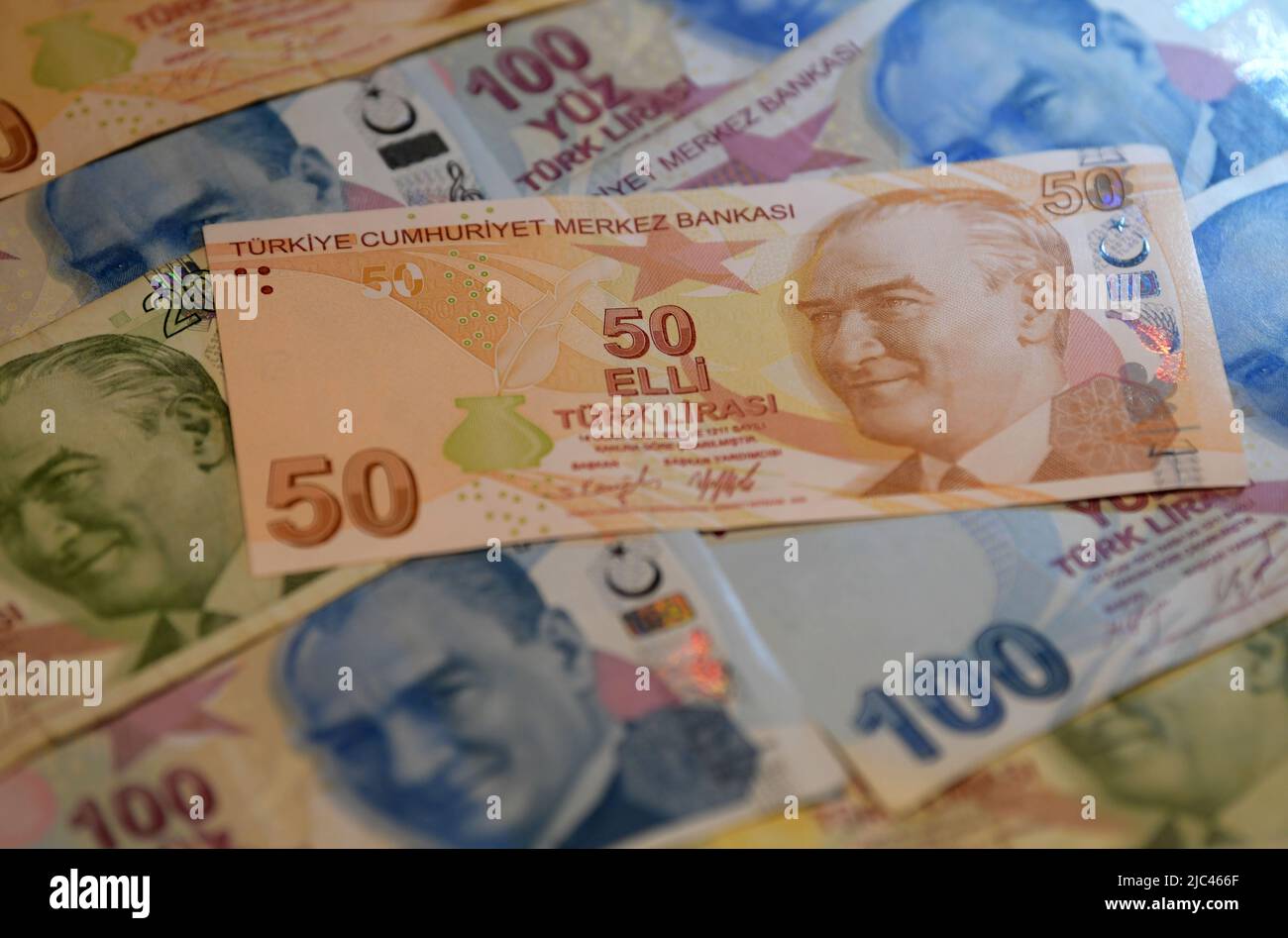 Istanbul. 9th giugno 2022. La foto scattata il 9 giugno 2022 mostra le banconote in lira turca a Istanbul, Turchia. La lira turca ha accelerato la sua spirale al ribasso mercoledì dopo che il presidente turco Recep Tayyip Erdogan ha riaffermato lunedì il suo impegno a tagliare ulteriormente i tassi di interesse e ad allentare i prestiti. Un dollaro è stato scambiato a 17,15 lire turche alle 13:05 ora locale (10:05 GMT), perdendo il 2,5 per cento del suo valore in un solo giorno, portando le sue perdite totali a quasi il 100 per cento rispetto ad un anno fa. Credit: Shadati/Xinhua/Alamy Live News Foto Stock