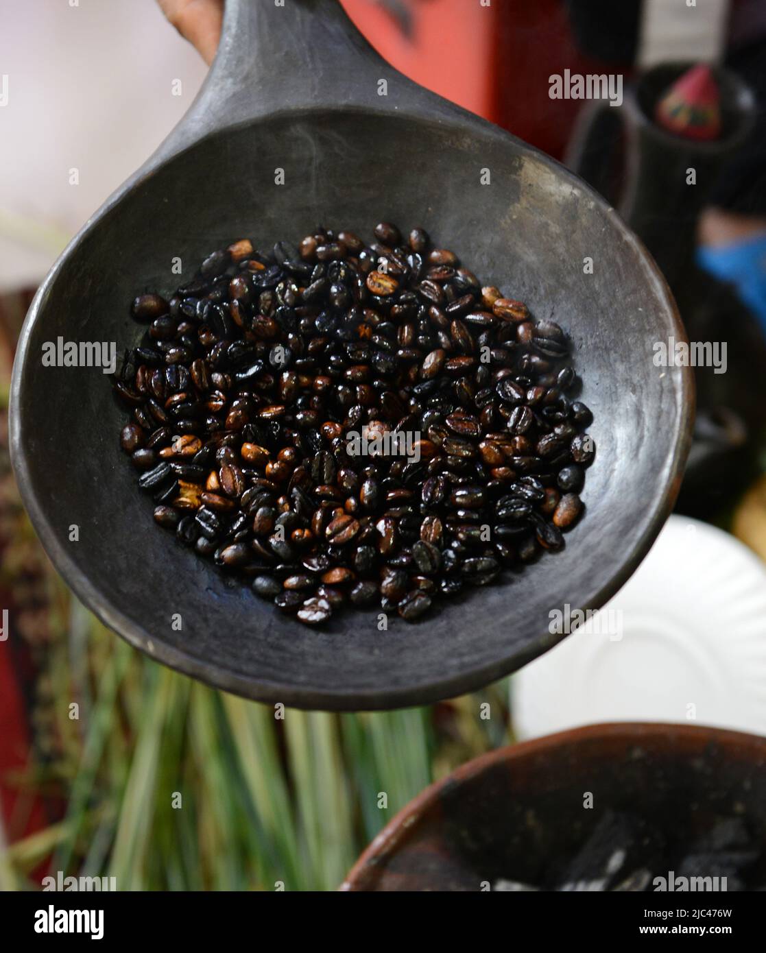 Tostatura dei chicchi di caffè in una tradizionale cerimonia del caffè etiope. Foto Stock