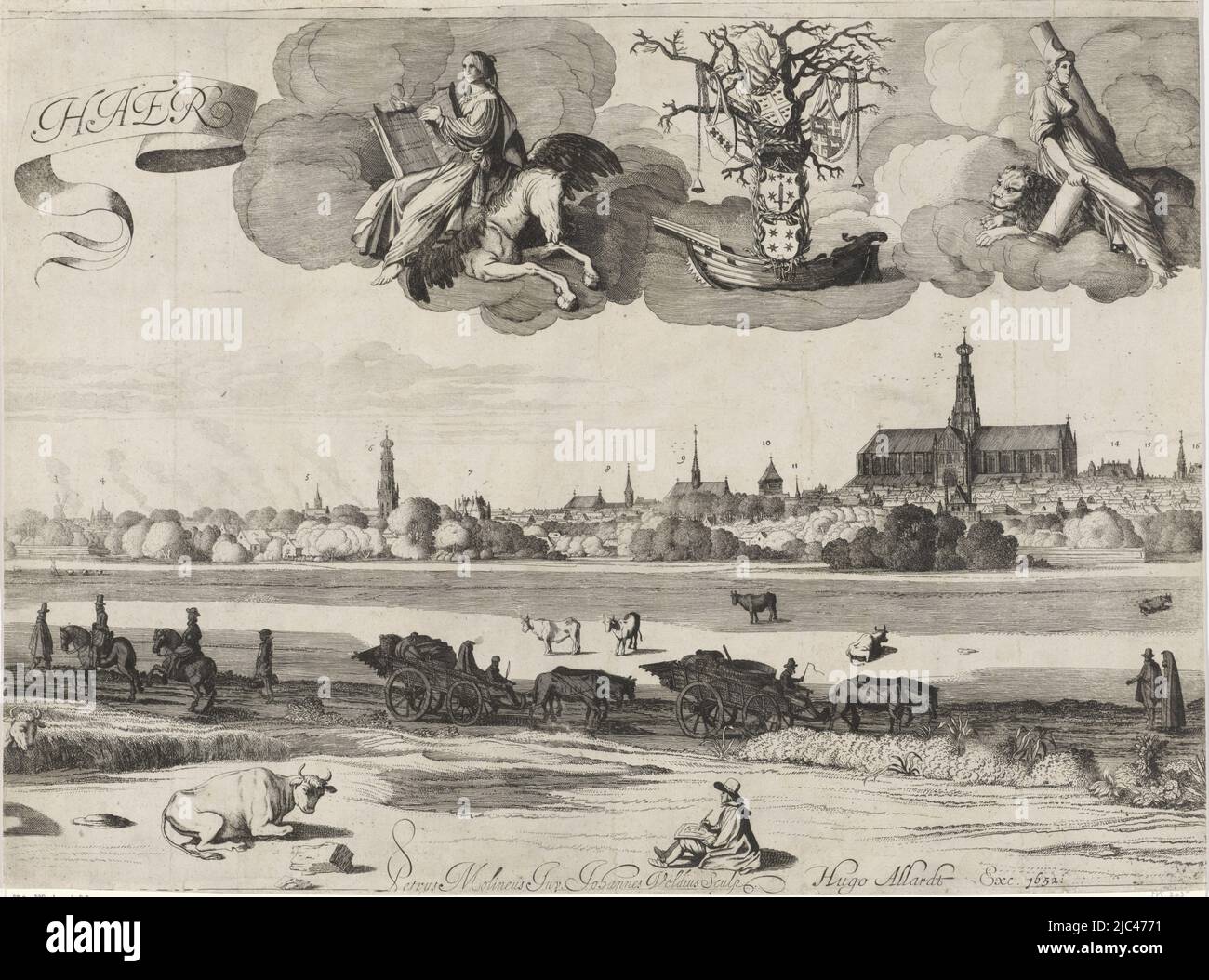 Vista di Haarlem, vista dal nord, con personificazioni di prudenza e forza in una nuvola. Gli edifici, tra cui la Chiesa di San Bavo, sono contrassegnati con numeri. In primo piano un disegnatore. Sul secondo piano carrozze, cavalieri e escursionisti., vista di Haarlem C, foglia centrale, tipografo: Jan van de Velde (II), (menzionato sull'oggetto), Pieter de Molijn, (menzionato sull'oggetto), editore: Hugo Allard (i), (menzionato sull'oggetto), Amsterdam, 1652, carta, incisione, h 428 mm x l 568 mm Foto Stock