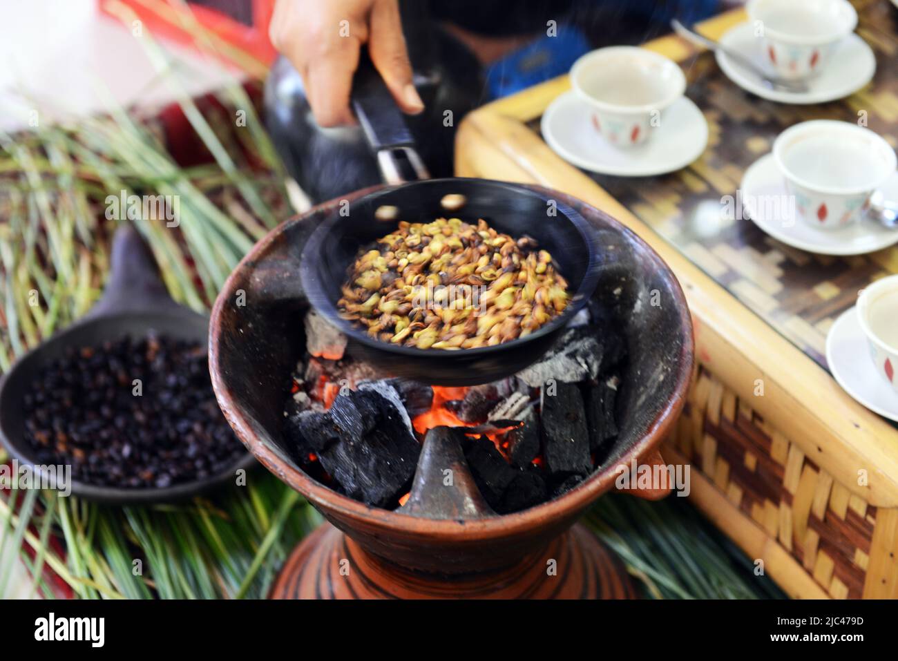 Tostatura dei chicchi di caffè in una tradizionale cerimonia del caffè etiope. Foto Stock