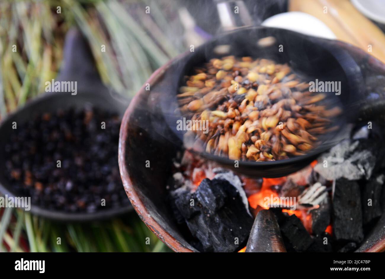 Tostatura dei chicchi di caffè in una tradizionale cerimonia del caffè etiope. Foto Stock