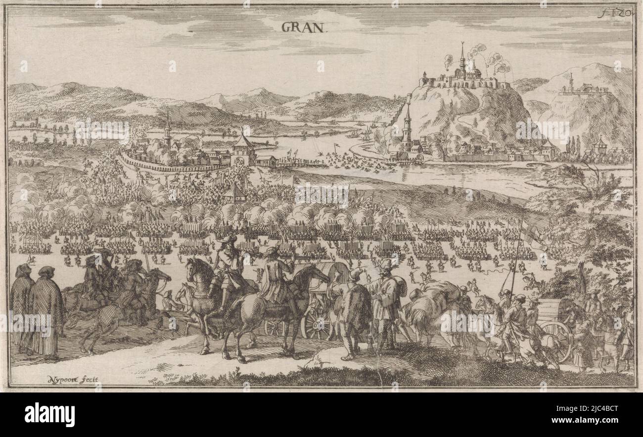 La battaglia di Prkny nel 1683. L'esercito polacco guidato da Jan III Sobieski sta combattendo gli Ottomani, nei pressi della città di Prkny. Attraverso il fiume si trova la città di Esztergom (Gran), sulla montagna, che è bombardata con cannoni. I soldati attraversano il Danubio. Numerato in alto a destra: Fol. 120., Battaglia di Prkny nel 1683 Gran (titolo su oggetto), tipografia: Justus van den Nijpoort, (menzionato su oggetto), Vienna, 1694, carta, incisione, h 154 mm x l 251 mm Foto Stock