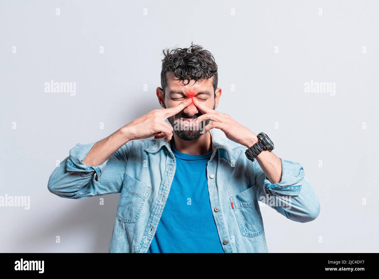 Uomo con cefalea ponte nasale, persona con dolore che tocca il naso. Concetto di dolore sinusale, Una persona con dolore ponte nasale Foto Stock