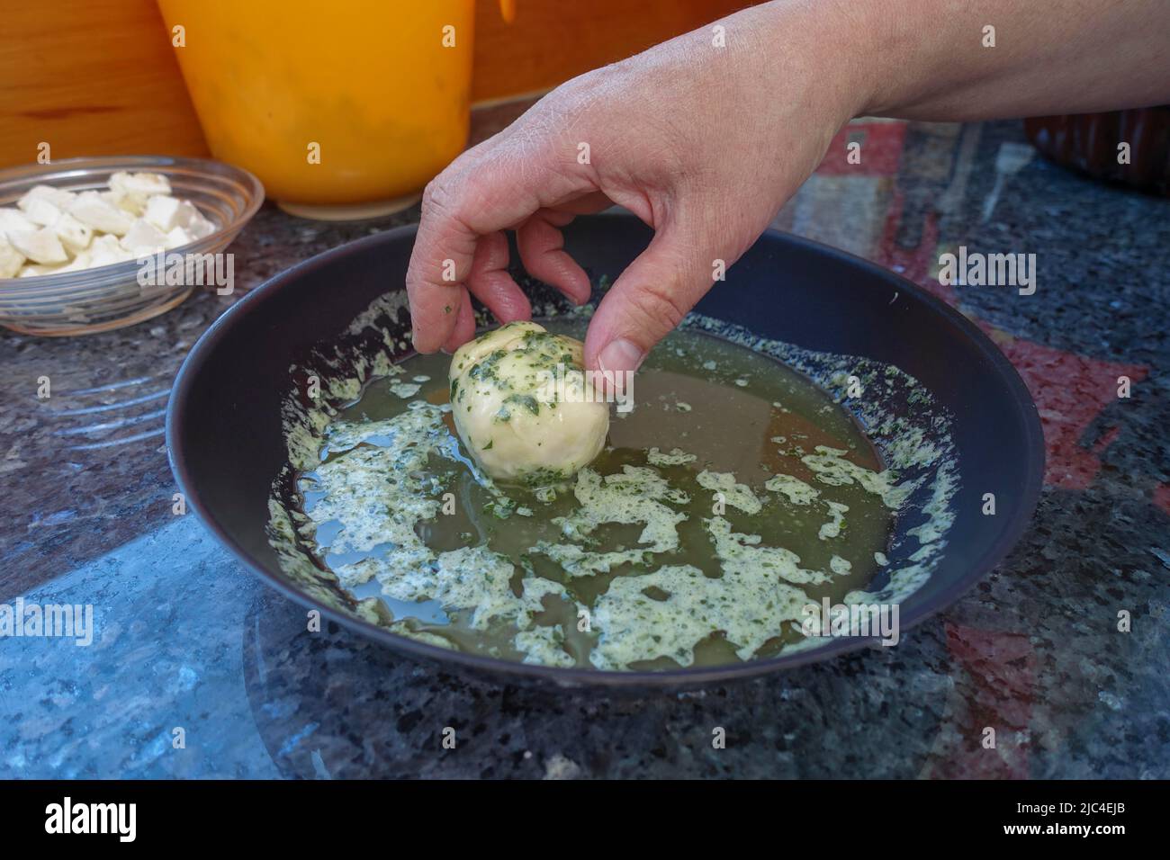 Cucina sveva, preparazione di un ricco Gugelhupf, palla di lievito ripiena, con olio ed erbe aromatiche, Kranzkuchen, Napfkuchen, Bundkuchen, vegetariano, saporito Foto Stock