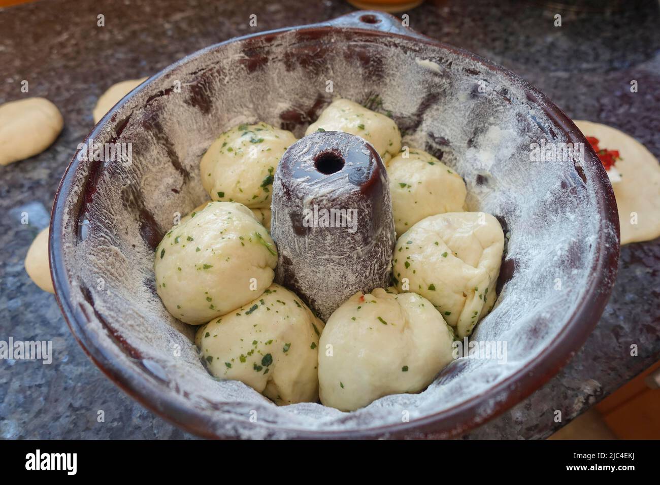 Cucina sveva, preparazione di sostanziosi Gugelhupf, palle di lievito farcite in teglia da forno, Gugelhupfform, farina, Kranzkuchen, Napfkuchen, Bundkuchen Foto Stock