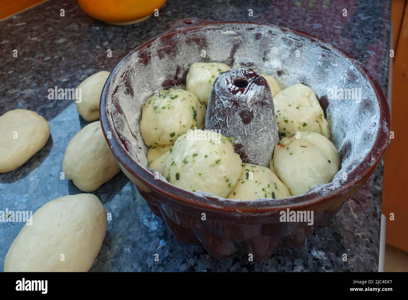 Cucina sveva, preparazione di sostanziosi Gugelhupf, palle di lievito farcite in teglia da forno, Gugelhupfform, farina, Kranzkuchen, Napfkuchen, Bundkuchen Foto Stock