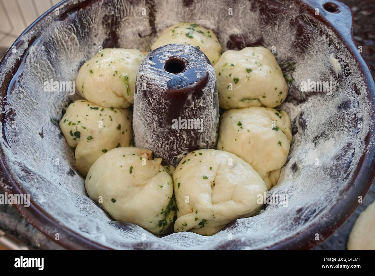 Cucina sveva, preparazione di sostanziosi Gugelhupf, palle di lievito farcite in teglia da forno, Gugelhupfform, farina, Kranzkuchen, Napfkuchen, Bundkuchen Foto Stock