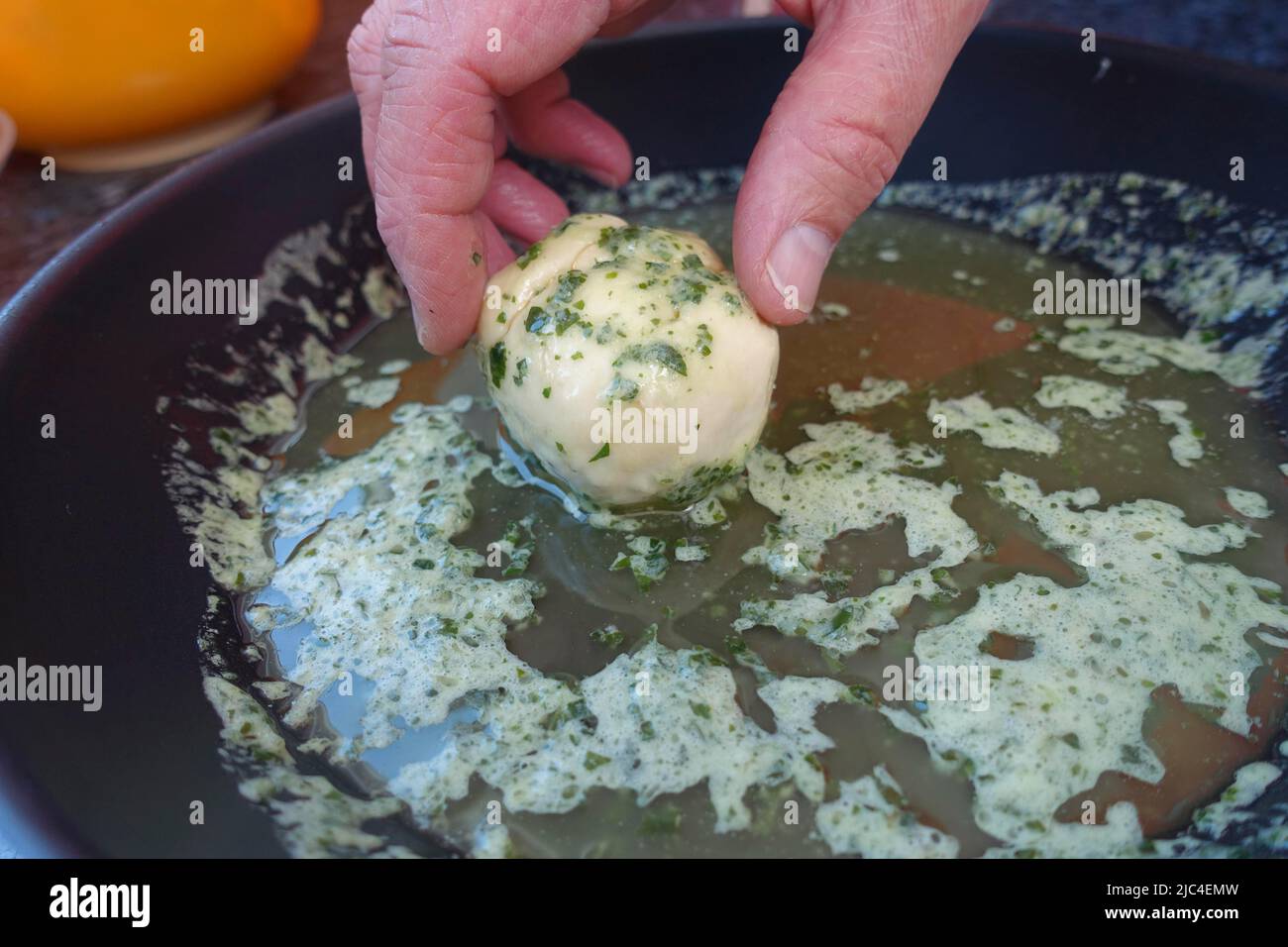 Cucina sveva, preparazione di un ricco Gugelhupf, palla di lievito ripiena, con olio ed erbe aromatiche, Kranzkuchen, Napfkuchen, Bundkuchen, vegetariano, saporito Foto Stock