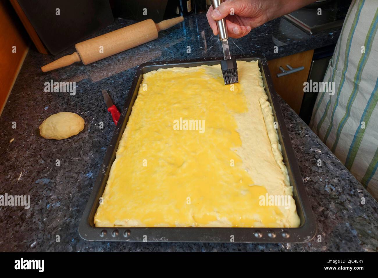 Cucina sveva, preparazione di Kirchweihkuchen, specialità di cottura sveva, dal forno, al forno, torta dolce, torta coperta di mele, fette di salsa di mele, Foto Stock