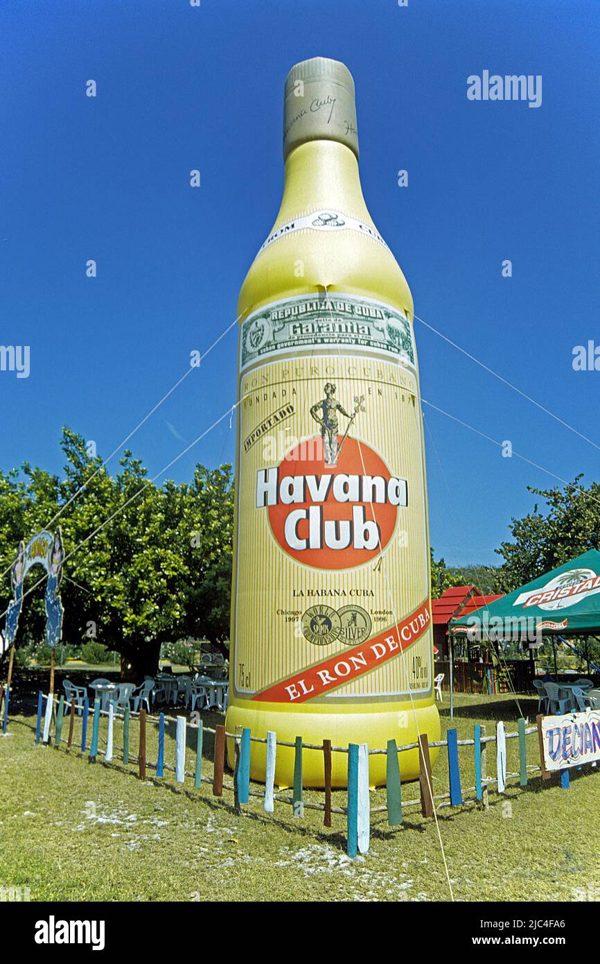 Bottiglia di rum Havana Club in plastica grande, rum pubblicità a una Fiesta, Santa Lucia, Cuba, Caraibi Foto Stock