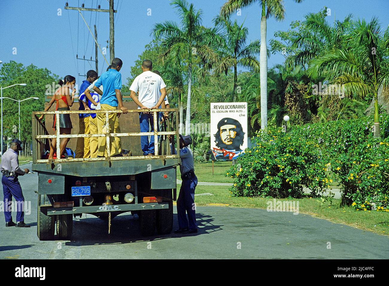 Controllo del traffico, la polizia controlla la gente cubana su un camion, accanto ad un poster di che Guevara, Pinar del Rio, Cuba, Caraibi Foto Stock