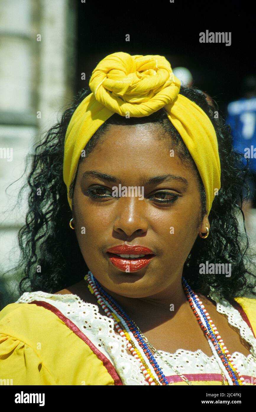 Donna cubana con abiti tradizionali a Plaza de la Catedral, l'Avana storica, Cuba, Caraibi Foto Stock
