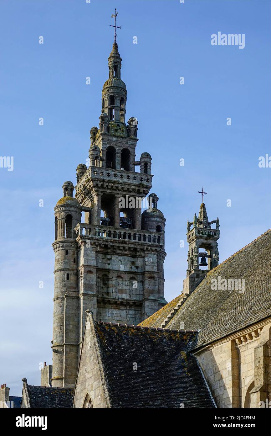 Torre della chiesa di Notre-Dame-de-Croaz-Batz in stile gotico fiammeggiante, Roscoff, dipartimento di Finistere Penn ar Bed, regione di Bretagna Foto Stock