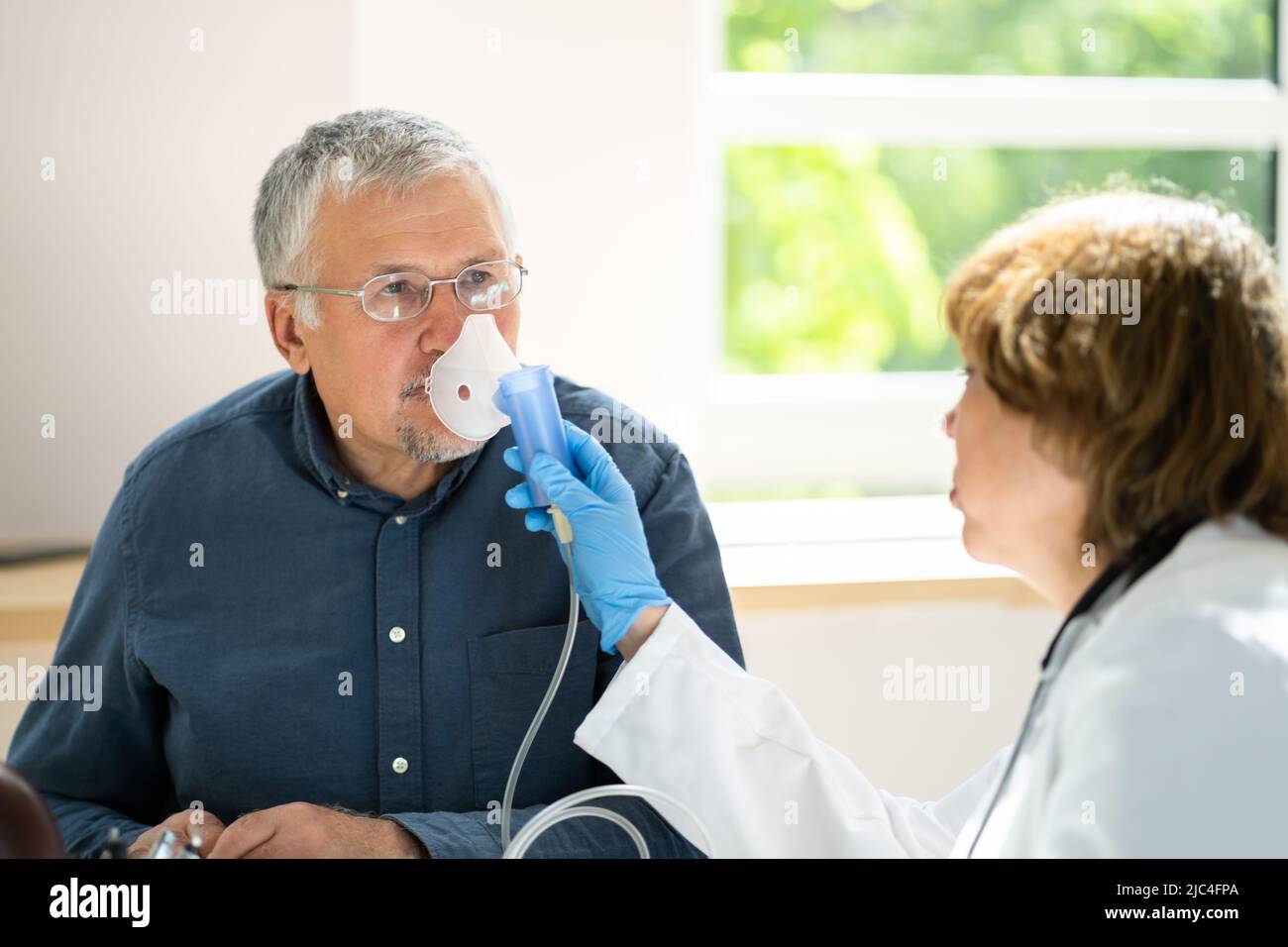 Asma BPCO nebulizzatore e maschera di respirazione dati dal medico o infermiere Foto Stock