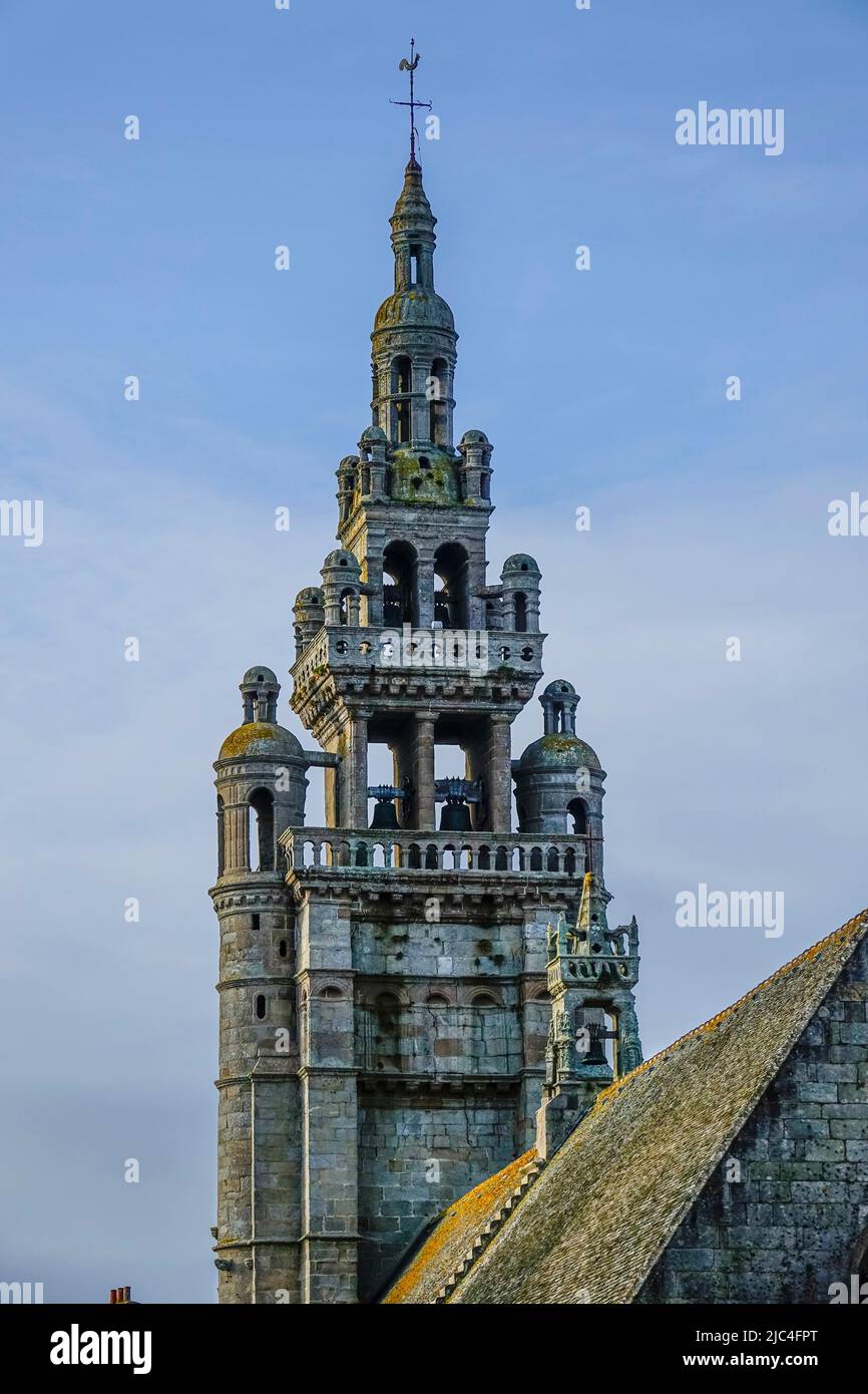 Torre della chiesa di Notre-Dame-de-Croaz-Batz in stile gotico fiammeggiante, Roscoff, dipartimento di Finistere Penn ar Bed, regione di Bretagna Foto Stock