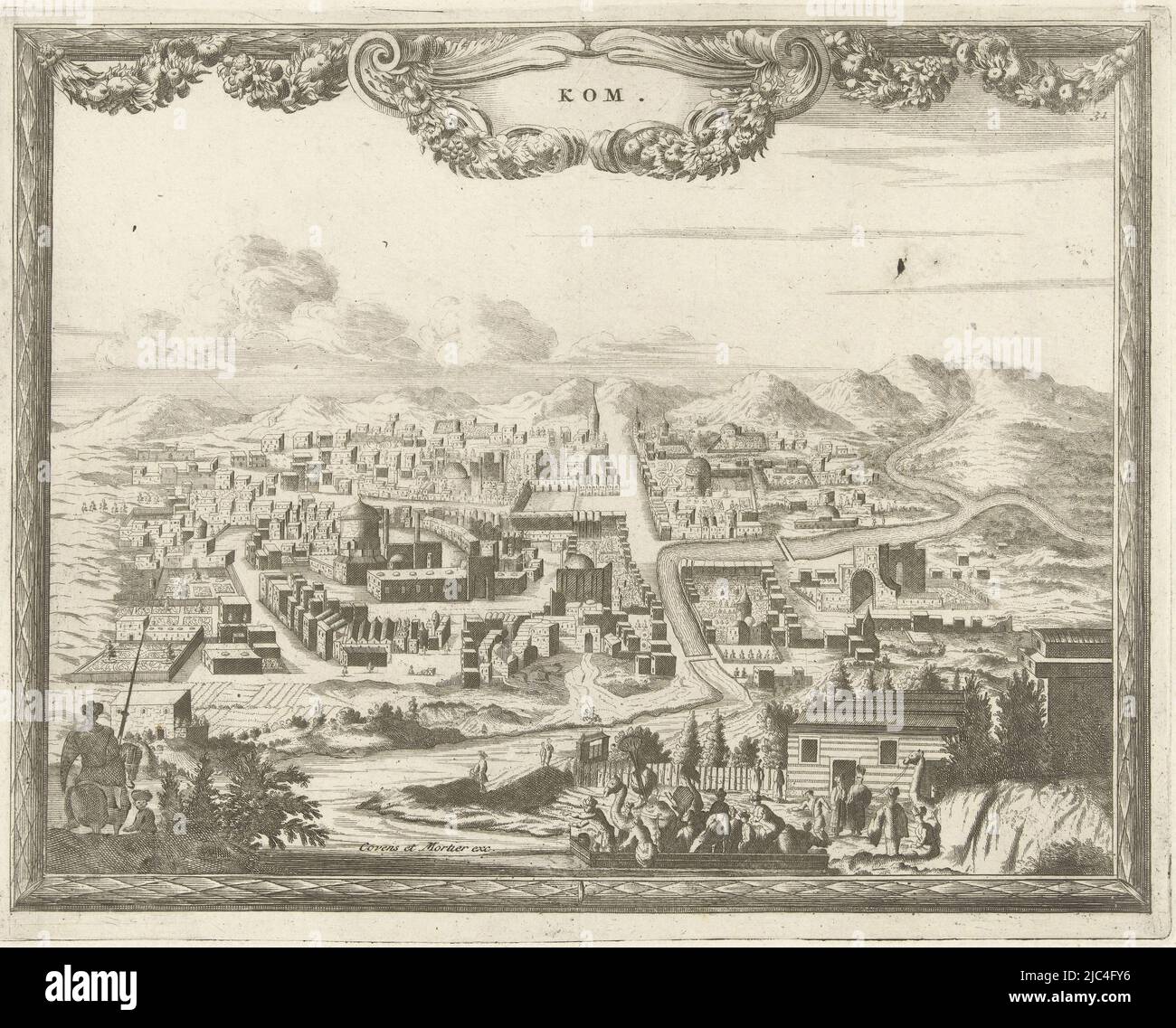 Vista della città di Kom in frame, cartouche con le ghirlande sopra., Vista di Kom Orbis habitabilis oppida et vestitus (titolo della serie) Des bewoonden waerelds steden en en dragten (titolo della serie), tipografia: Thomas Doesburgh, editore: Covens & Mortier, (menzionato sull'oggetto), Olanda, 1685 - 1714, paper, incisione, h 224 mm x l 284 mm Foto Stock