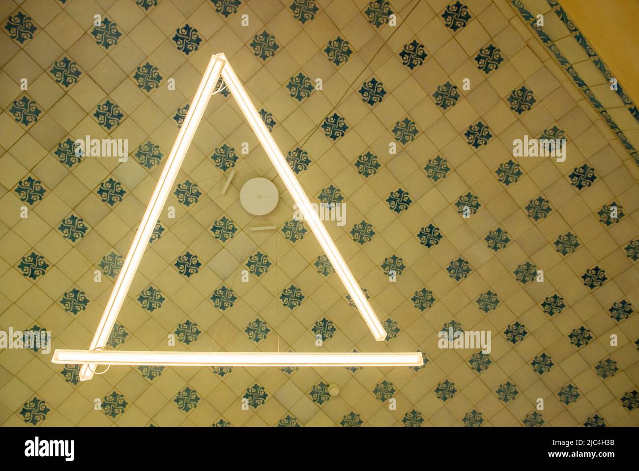 Dettaglio astratto della plafoniera e della luce a striscia Foto Stock