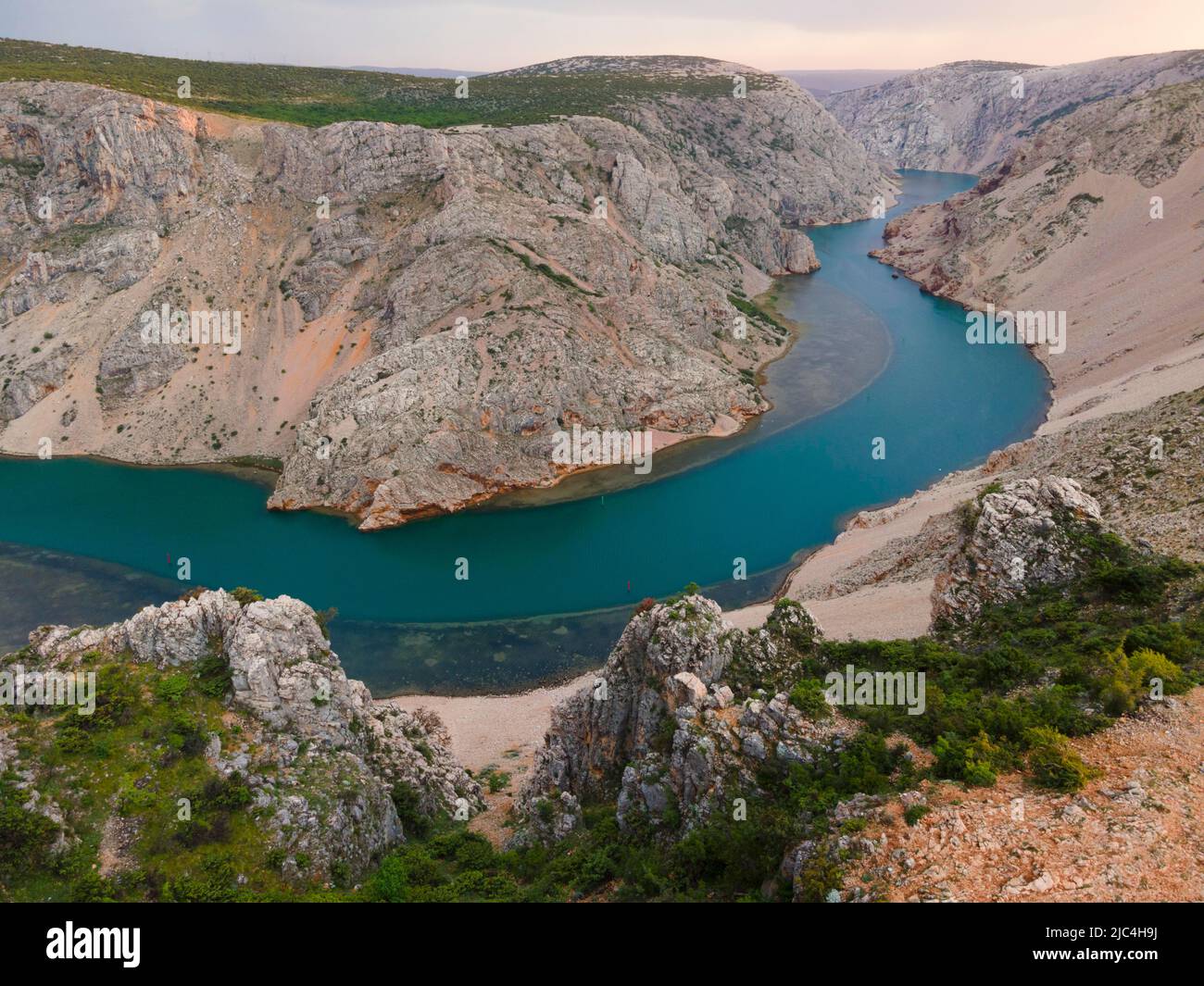 Drone shot, Parizevacka Glavica, location del film Karl May, fiume Zrmanja alla luce della sera, Jasenice, contea di Zara, Croazia Foto Stock