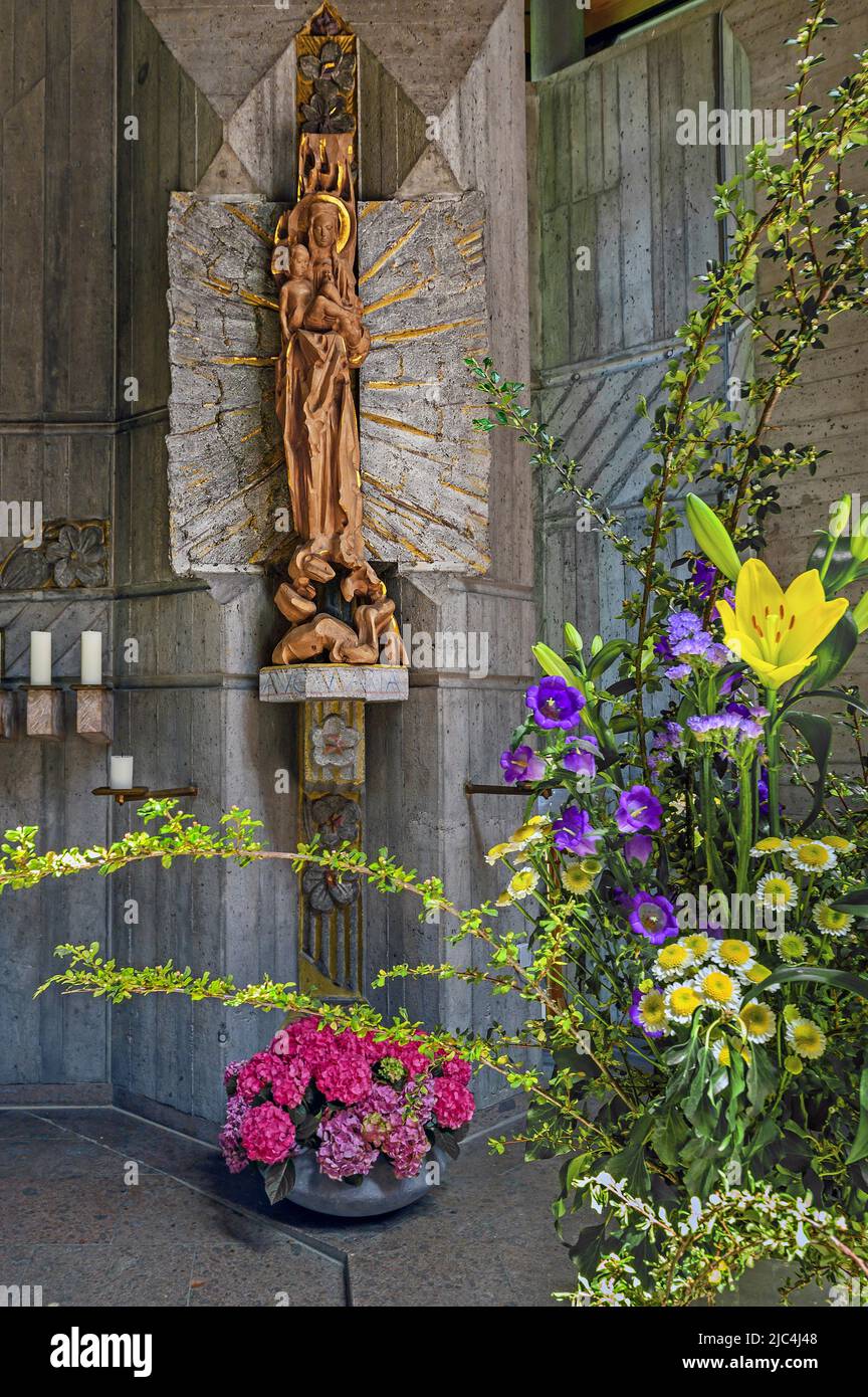 Maria con Gesù Bambino e decorazione floreale, Sant'Edvige, chiesa parrocchiale cattolica romana nel distretto di Thingers, Kempten, Allgaeu, Baviera, Germania Foto Stock