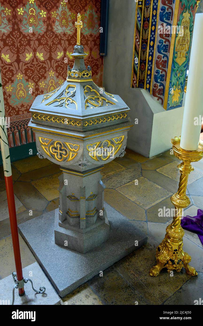 Fonte battesimale con candela, San Pelagio, chiesa neogotica, Weitnau, Allgaeu, Baviera, Germania Foto Stock