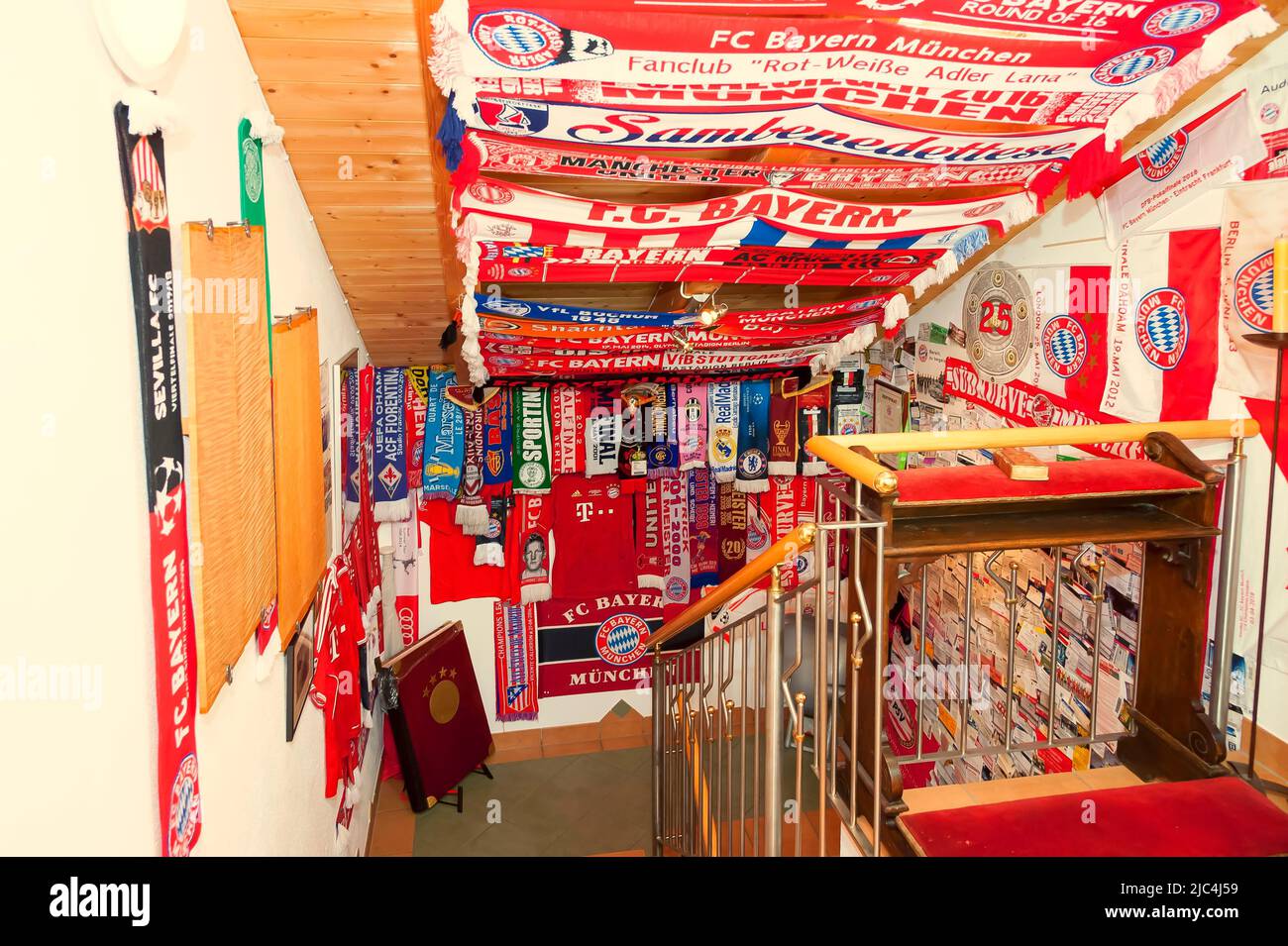 FC Bayern articoli fan, pennants di altri club nella scala, Mittenwald, Baviera, Germania Foto Stock