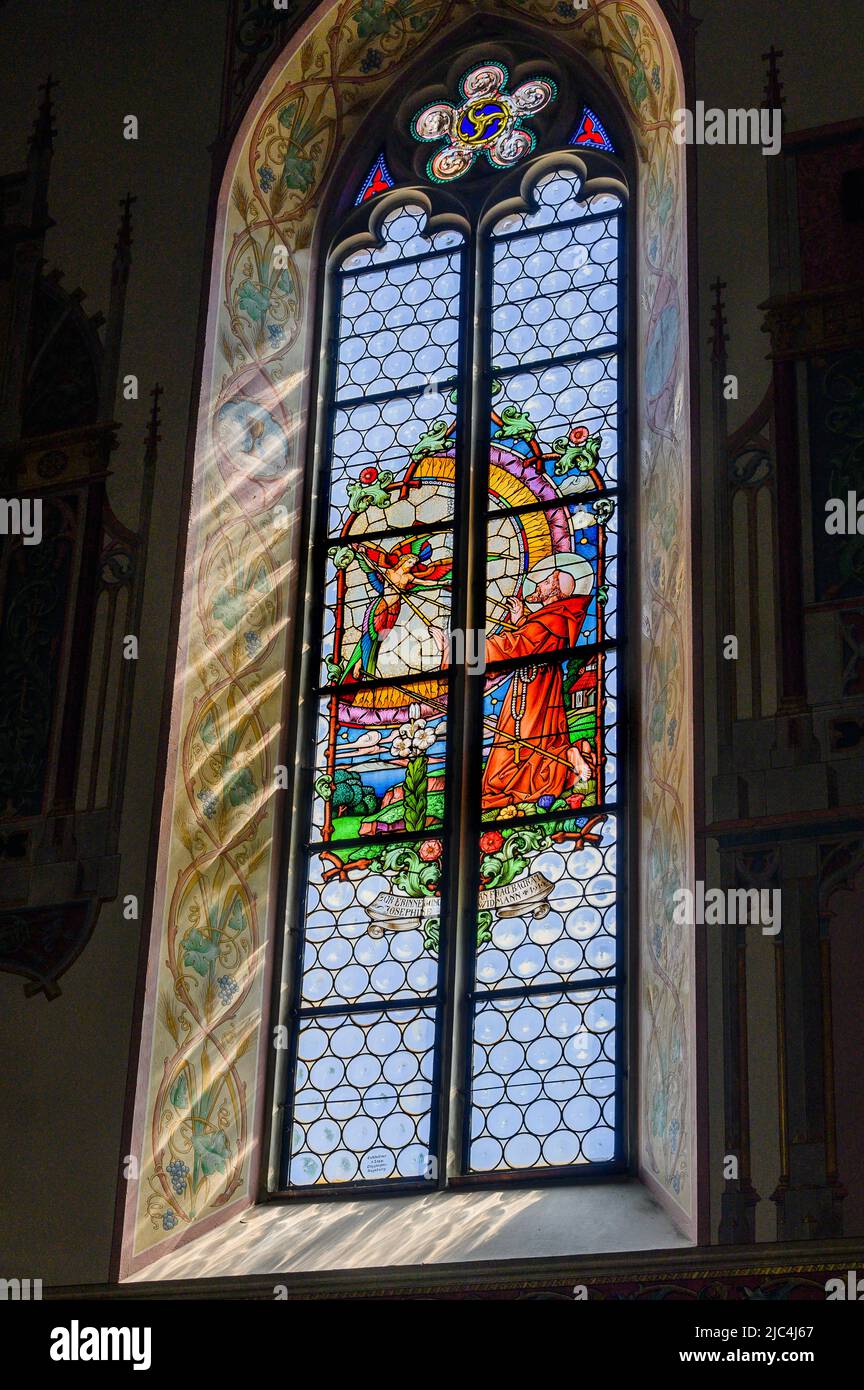 Finestra della chiesa colorata, San Pelagio, chiesa neogotica, Weitnau, Allgaeu, Baviera, Germania Foto Stock