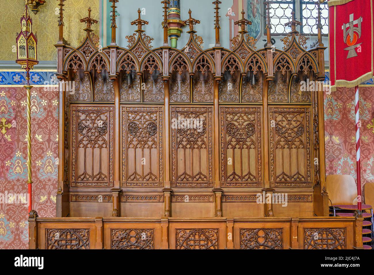 Bancarelle di coro scolpito, San Pelagio, chiesa neogotica, Weitnau, Allgaeu, Baviera, Germania Foto Stock