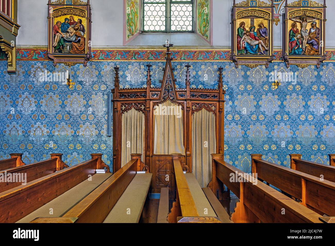 Confessionale e stazioni della Croce, San Pelagio, chiesa neogotica, Weitnau, Allgaeu, Baviera, Germania Foto Stock