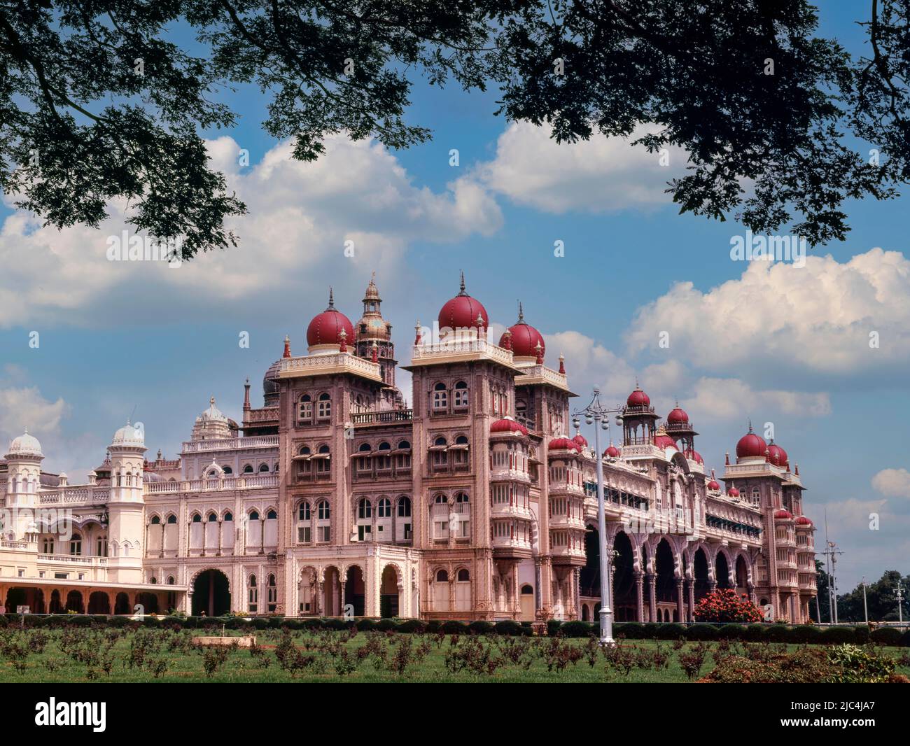 Amba vilas palazzo con un potpourri di architettura in stile indù, musulmano, Rajput e gotico a Mysuru, Mysore, Karnataka, India Foto Stock