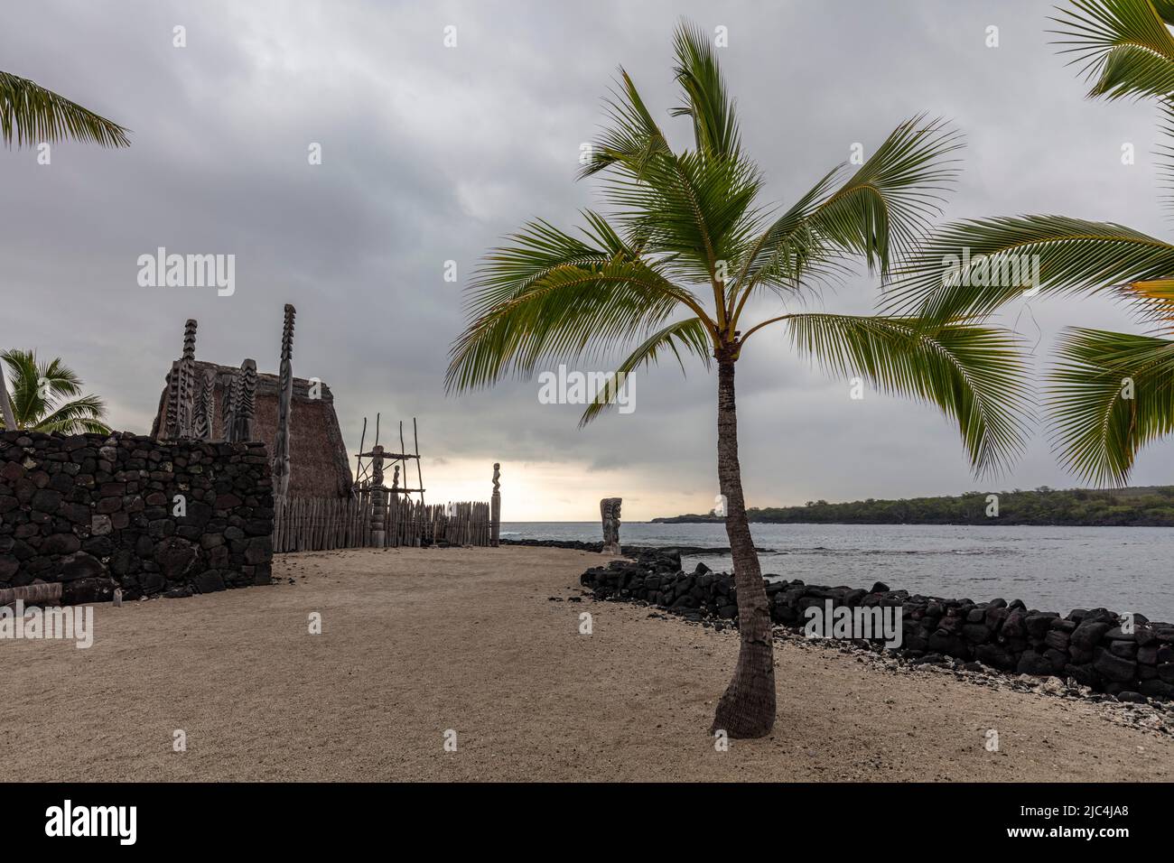 Palma e capanna, Puuhonua o Honaunau, Parco Nazionale, Big Island, Hawaii, USA Foto Stock
