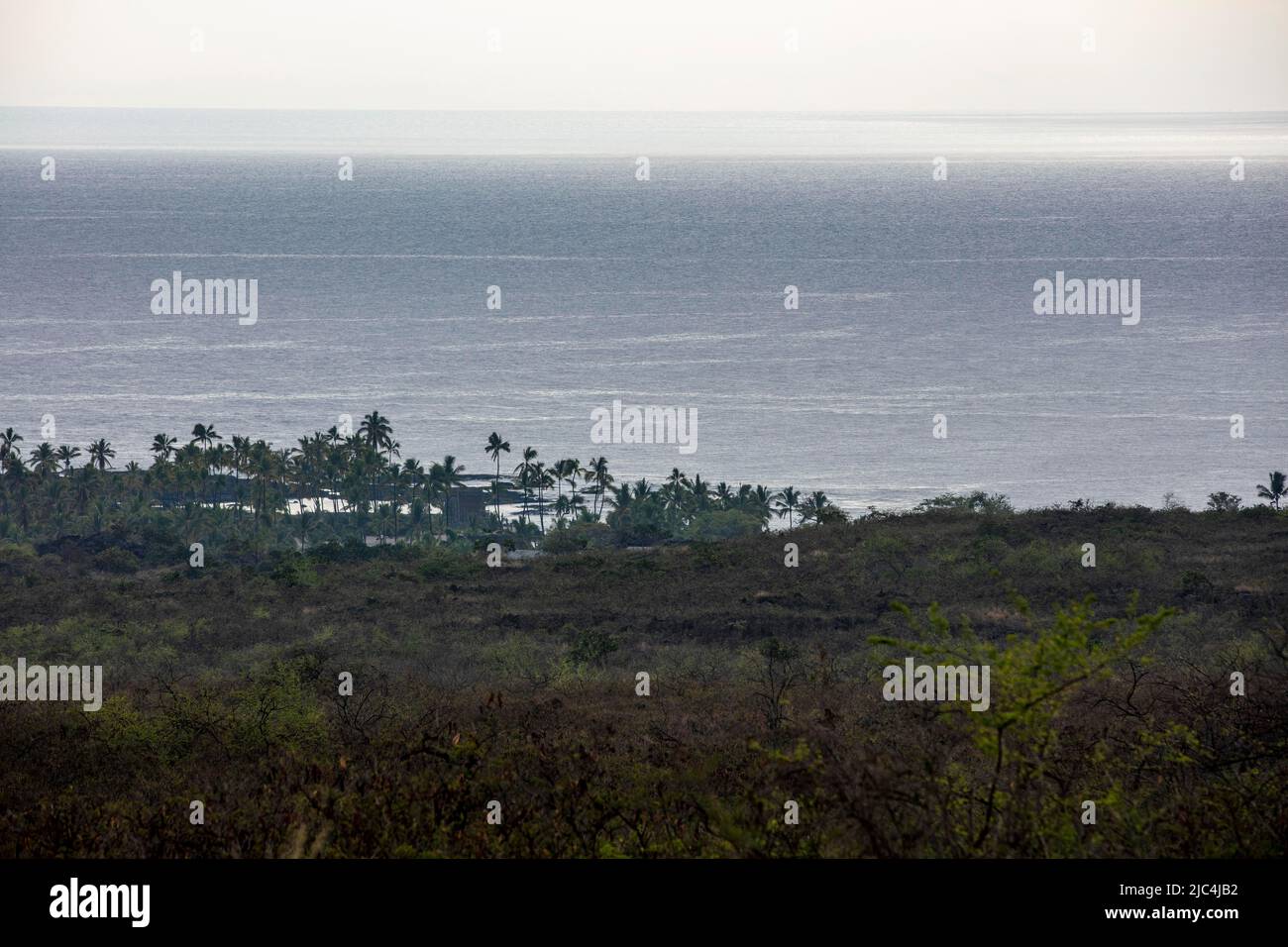 Vista dal South Shore di Puuhonua o Honaunau National Historic Park, Big Island, Hawaii, USA Foto Stock