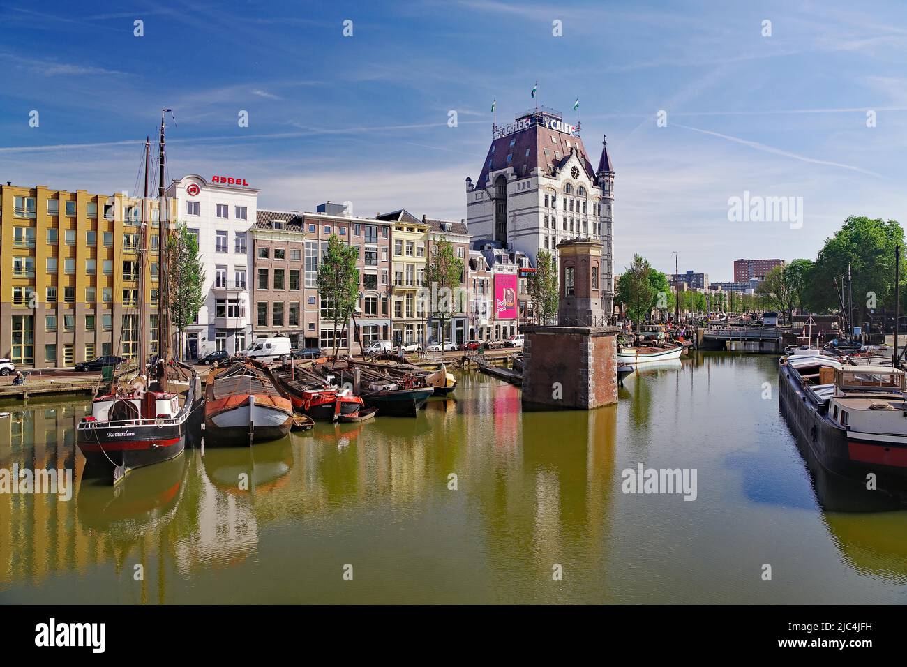 Case galleggianti e navi nelle acque calme di un canale, Rotterdam, Sud Olanda, Paesi Bassi Foto Stock