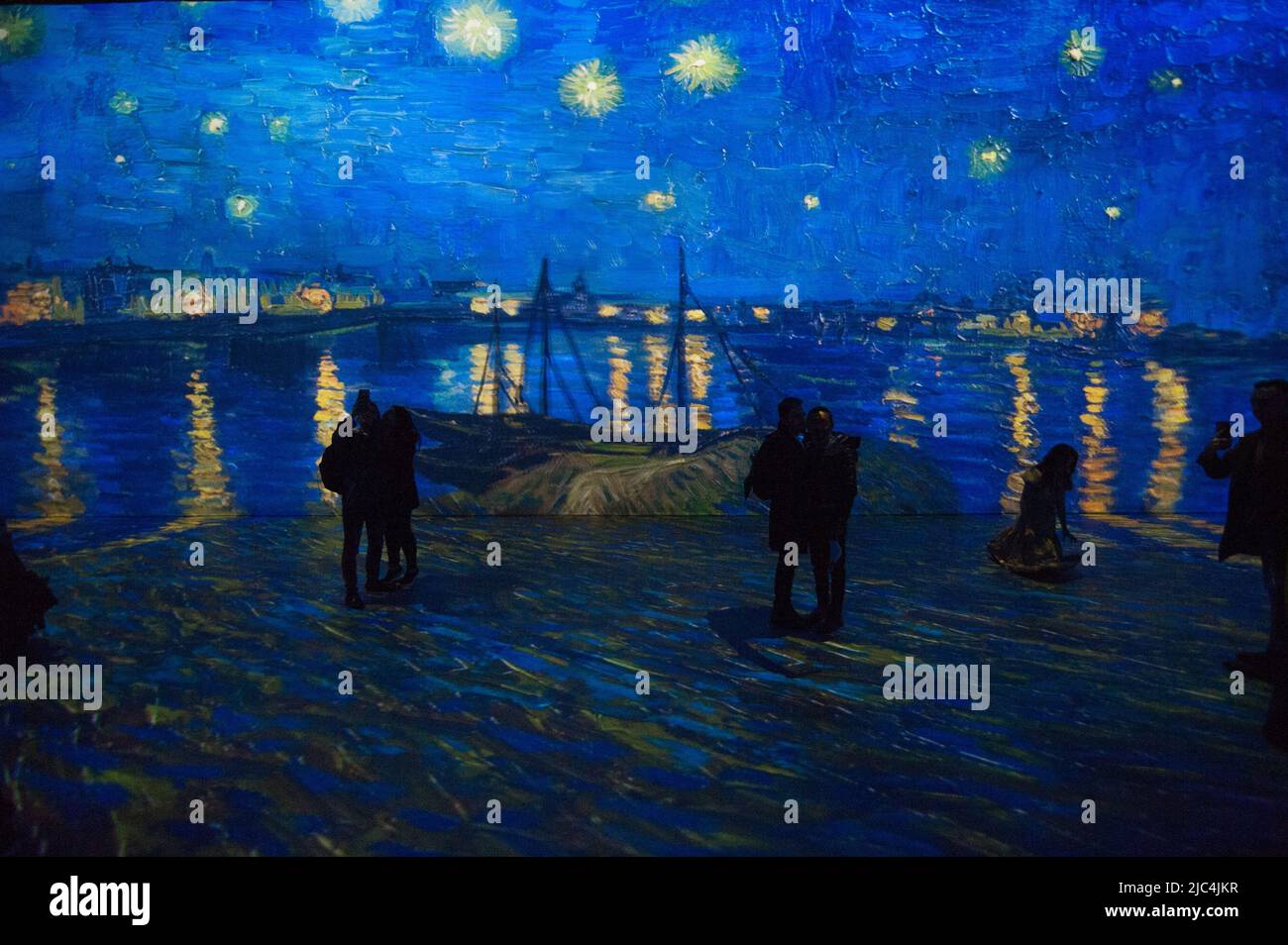 Bogota, Colombia. 09th giugno 2022. Le persone prendono parte alla coinvolgente mostra dell'esperienza "Beyond Van Gogh" di Vincent Van Gogh, che raccoglie i suoi pezzi d'arte più importanti, a Bogotà, Colombia, 9 giugno 2022. Foto di: Chepa Beltran/Long Visual Press Credit: Long Visual Press/Alamy Live News Foto Stock