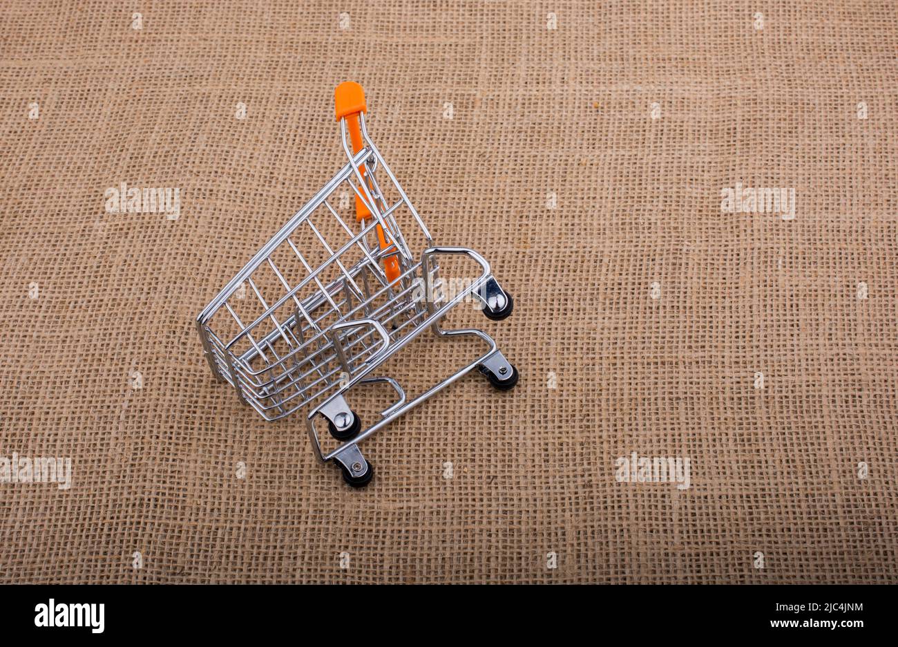 Carrello posizionato su sfondo di tela Foto Stock