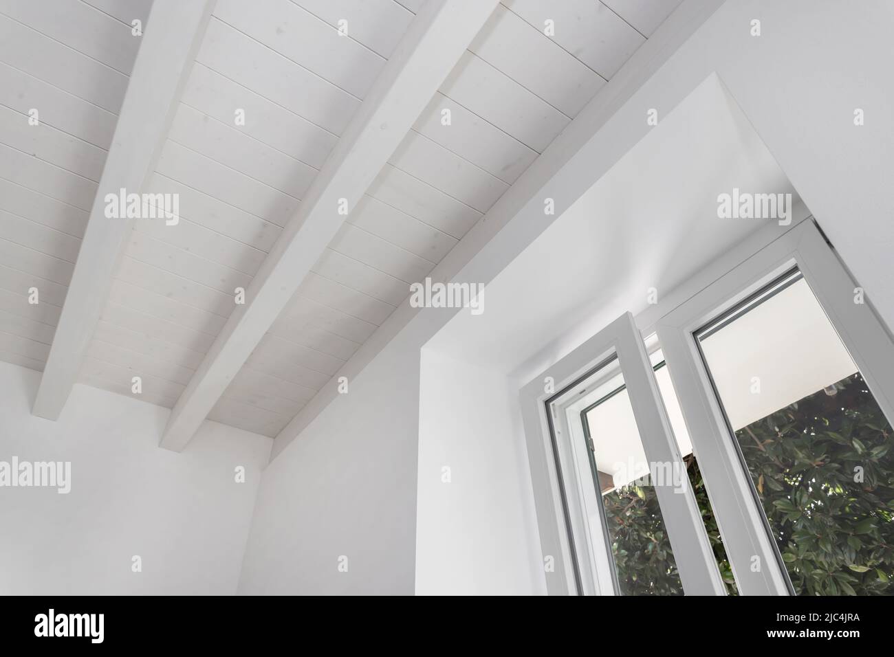 Bellissimo appartamento con travi a vista in legno chiaro moderno. Foto Stock