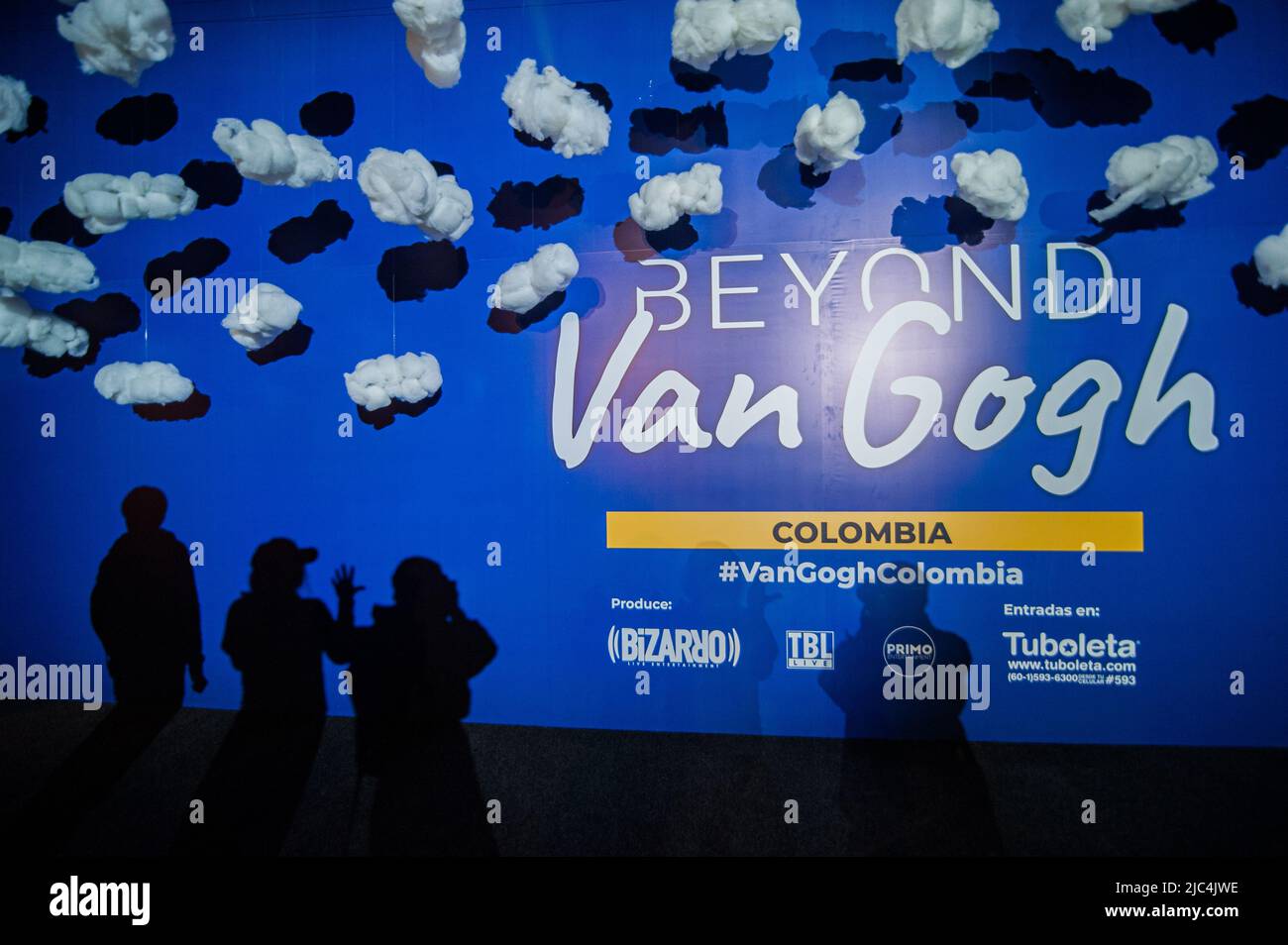 Bogota, Colombia. 09th giugno 2022. Le persone prendono parte alla coinvolgente mostra dell'esperienza "Beyond Van Gogh" di Vincent Van Gogh, che raccoglie i suoi pezzi d'arte più importanti, a Bogotà, Colombia, 9 giugno 2022. Foto di: Chepa Beltran/Long Visual Press Credit: Long Visual Press/Alamy Live News Foto Stock